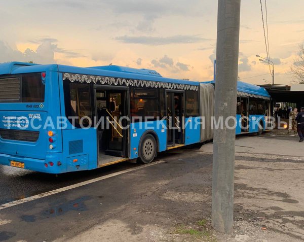 Водитель автобуса въехал в остановку на трассе М-10 Россия в Москве: пострадали 13 человек