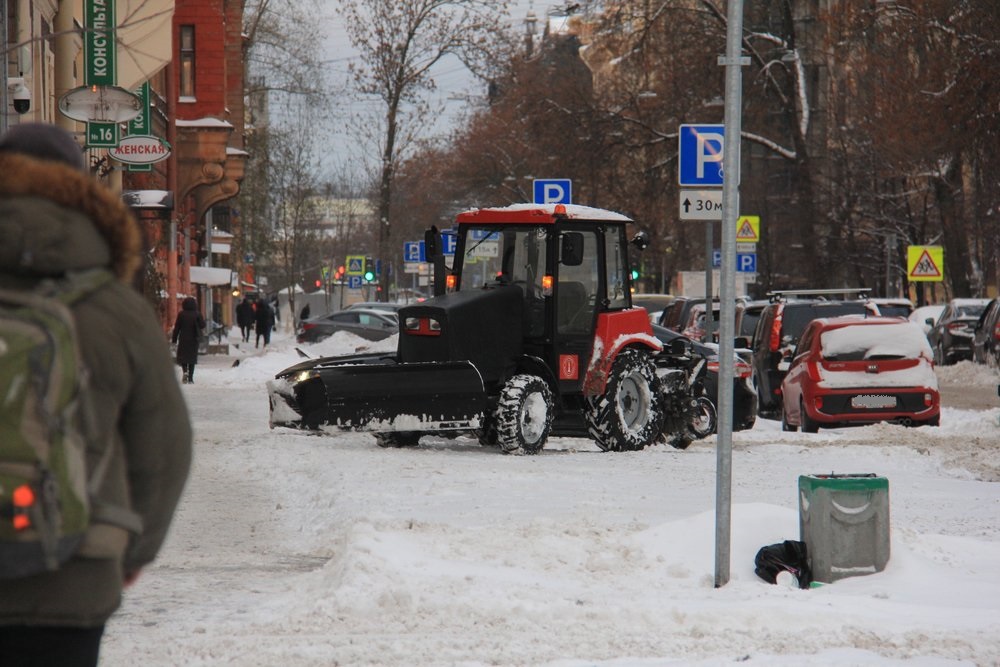 Все ресурсы дорожных предприятий Петербурга брошены на уборку снега