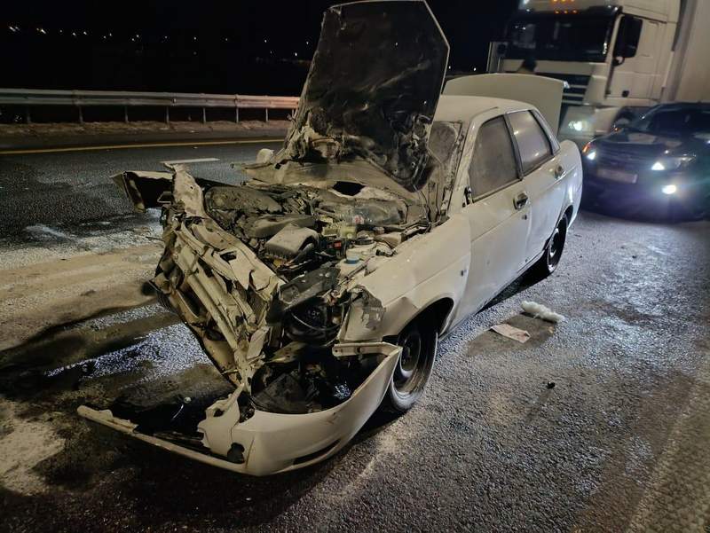 «Приора» врезалась в КАМАЗ на трассе М-4 Дон в Воронежской области «Приора» врезалась в КАМАЗ на трассе М-4 Дон в Воронежской области
