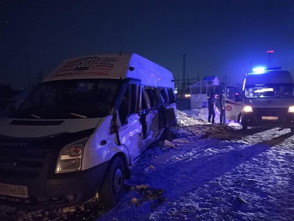 В ДТП с маршруткой на Донецкой улице в Омске пострадали шесть человек