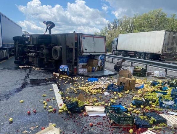 Авария с грузовиком затруднила движение на трассе М-4 Дон в Ростовской области Авария с грузовиком затруднила движение на трассе М-4 Дон в Ростовской области