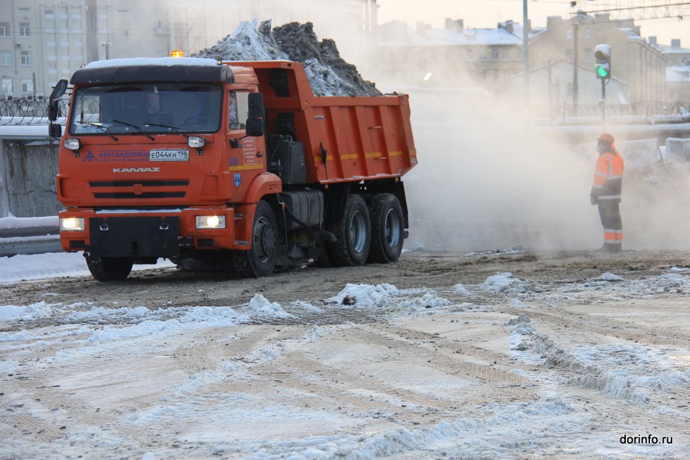 На специальные пункты в Петербурге вывезли 2 тыс. кубометров снега