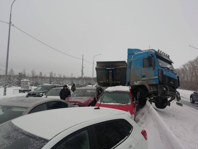 В аварию на подъезде к Екатеринбургу в Челябинской области попали 13 машин