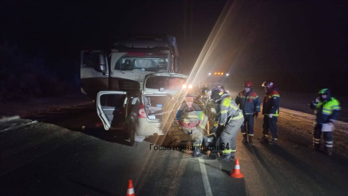 Грузовик и легковушка столкнулись на трассе Р-22 Каспий в Саратовской области: двое погибли