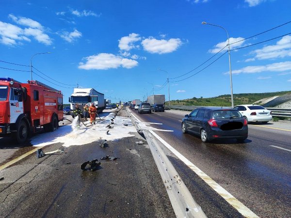 После аварии на трассе М-4 Дон в Воронежской области разлилось 700 литров топлива