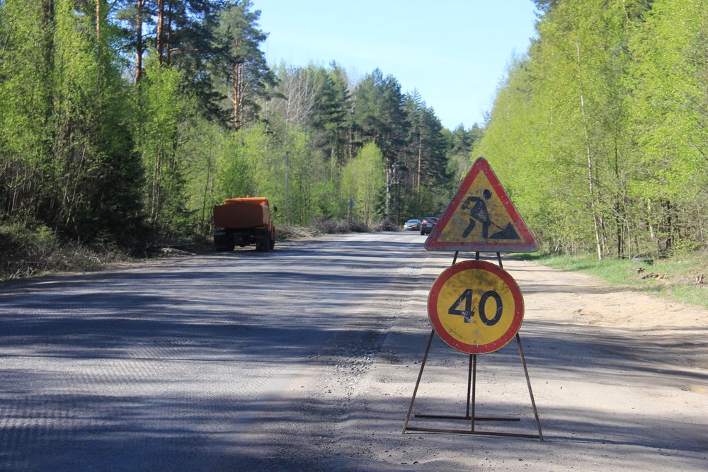 Выравнивающий слой устраивают на участке дороги Советск - Фокино в Кировской области