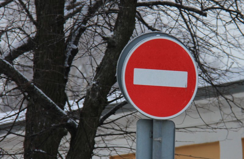 Из-за прорыва трубы с горячей водой ограничено движение на юге Петербурга