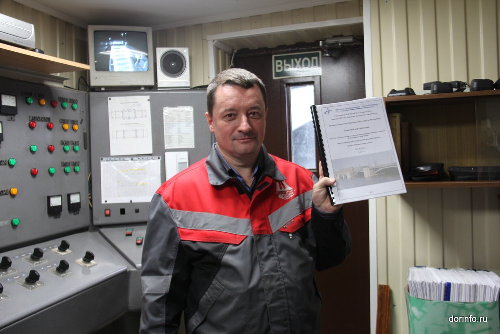Дмитрий Майоров показывает копию проекта ремонта моста-001.JPG