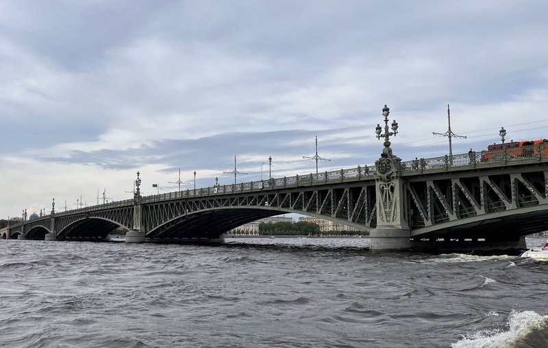 В выходные открыли движение по Троицкому мосту в Петербурге В выходные открыли движение по Троицкому мосту в Петербурге