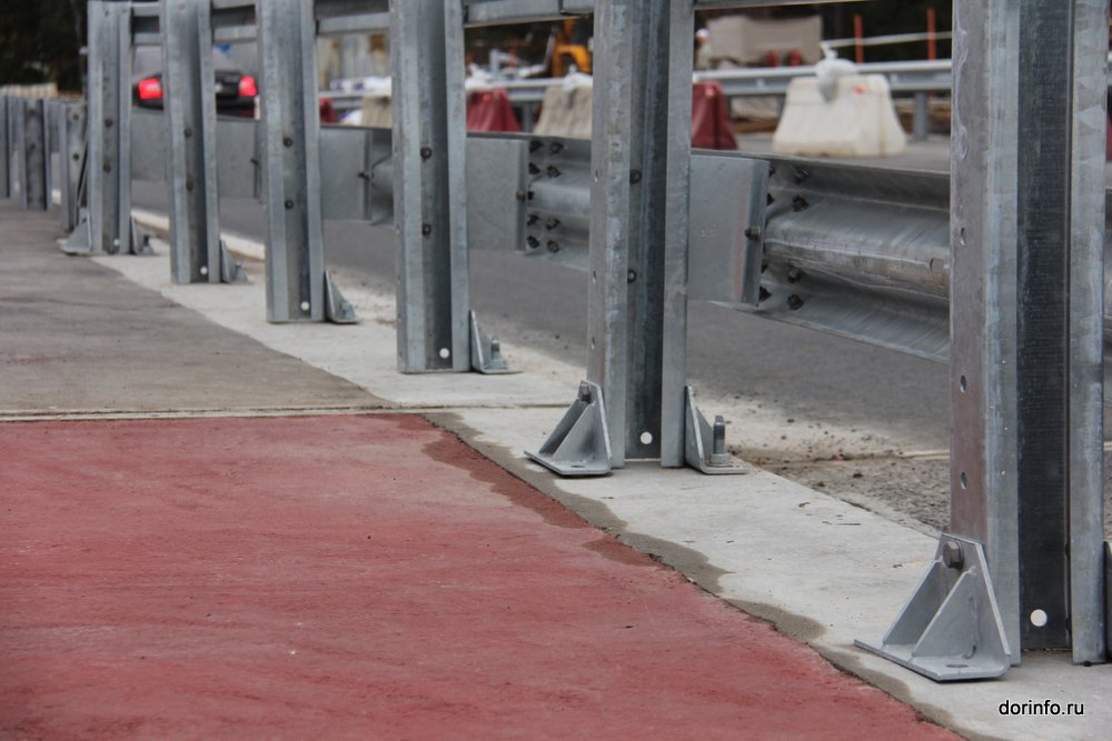 Красный асфальт уложен пешеходном тротуаре путепровода-001.jpg