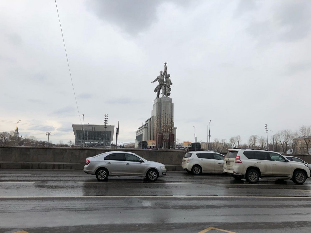 Автомобилистов Москвы просят пересесть на общественный транспорт из-за снегопада