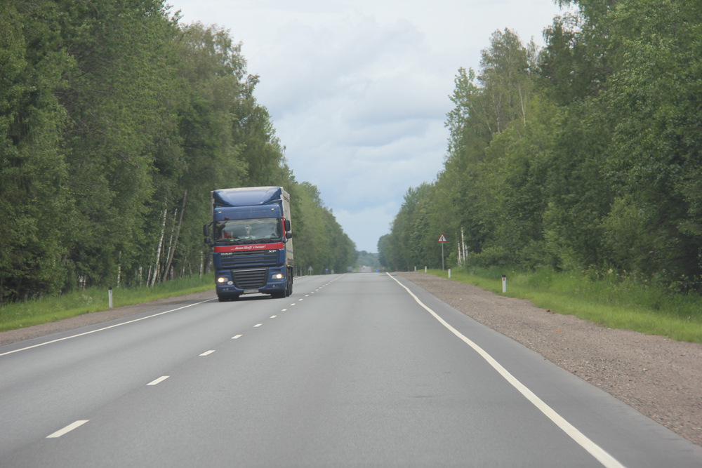 В понедельник на федеральных трассах в Челябинской и Курганской областях ограничат движение грузовиков