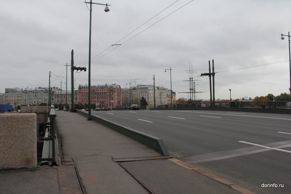 Проезжая и пешеходная части Биржевого моста-001.JPG