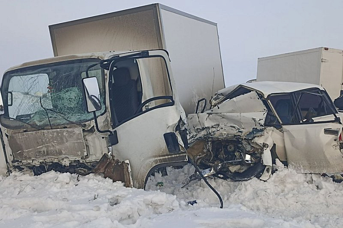 Водитель и пассажиры ВАЗа погибли в Омской области в ДТП