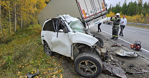 Водитель иномарки погиб в аварии с грузовиком на трассе Р-404 в ХМАО