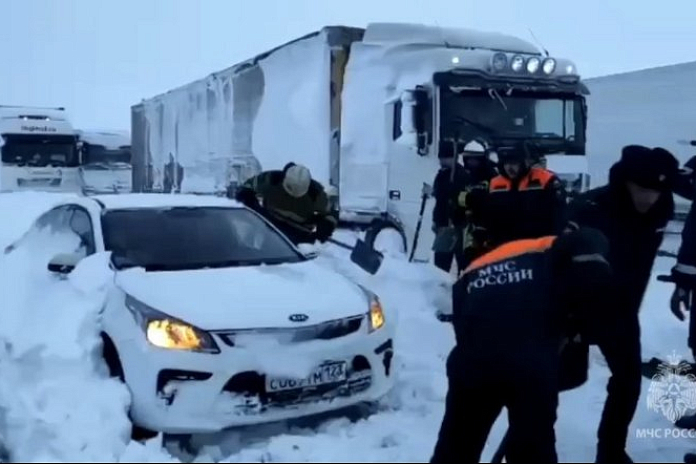 На трассе М-4 Дон в Ростовской области продолжают ликвидировать снежный затор