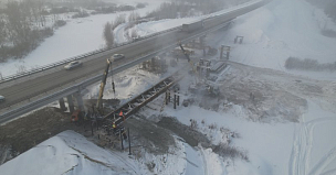 Пролеты временного моста монтируют на Северном обходе Новосибирска