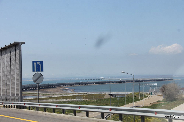 Со стороны Керчи перед Крымским мостом скопилась трехчасовая очередь из авто