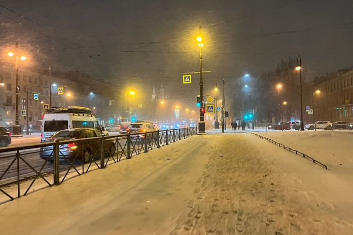 В Петербурге проводят экстренное совещание из-за последствий снежного циклона