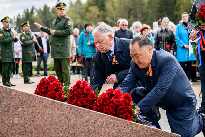 На трассе М-1 Беларусь в Подмосковье почтили память воинов-дорожников
