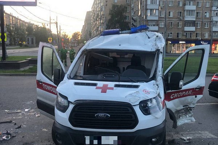 Фельдшер погиб в ДТП со скорой и такси на Профсоюзной улице в Москве