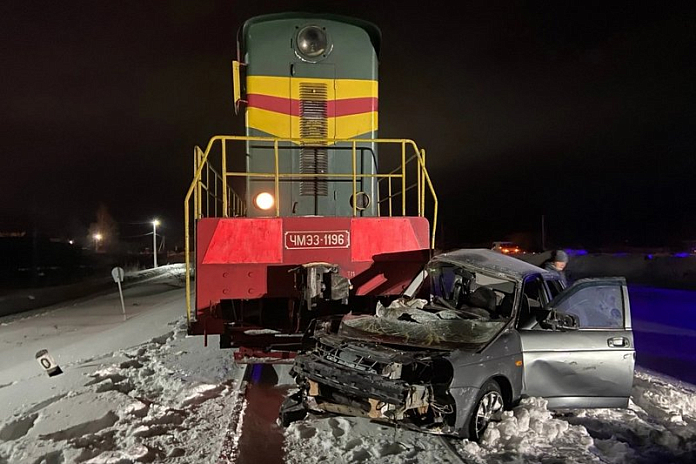 Девушка погибла в ДТП с легковушкой и тепловозом на ж/д переезде в Марий Эл