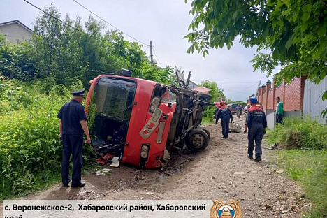 После опрокидывания автобуса в <b>Хабаровском</b> крае в больницу доставили 12 детей и двоих взрослых