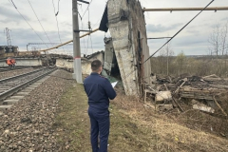 Последствия <b>обрушения</b> <b>путепровода</b> <b>в</b> <b>Вязьме</b> устраняют 512 человек