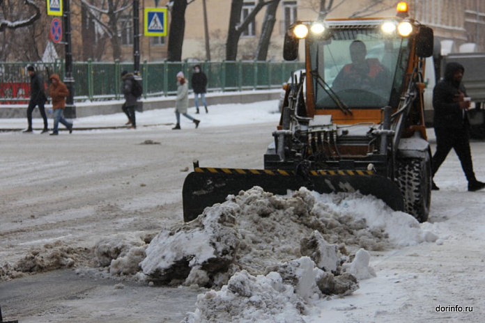 Весенний снегопад в Петербурге и Ленобласти: дорожники борются с последствиями непогоды