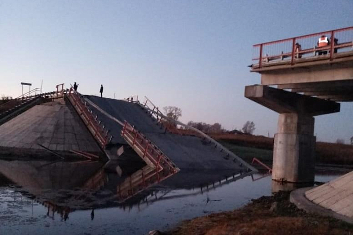 Обрушился мост через реку Карасук в поселке Базово Новосибирской области