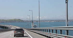 Перед Крымским мостом со стороны Керчи скопилась очередь из тысячи машин