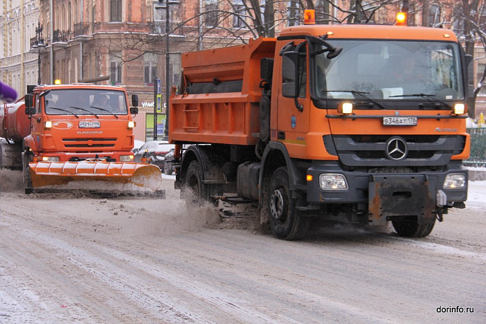 Дороги Петербурга после мощного снегопада приводят в порядок более 900 единиц техники