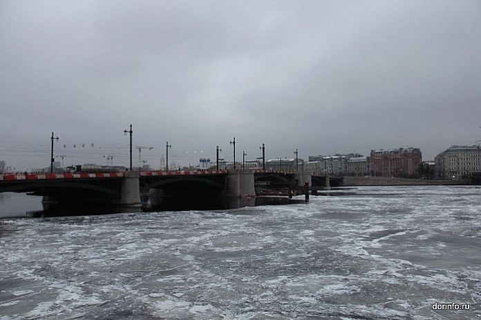 На Биржевой мост в Петербурге вернули исторические перила с трезубцами Нептуна