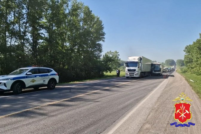 Автобус с пассажирами попал в аварию на трассе Р-255 Сибирь в Кузбассе