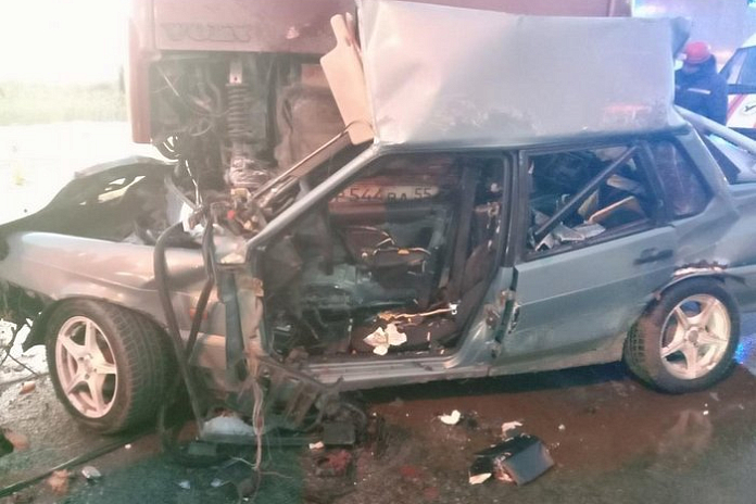 Двое из «Лады» погибли в аварии с фурой на трассе Р-404 в Тюменской области