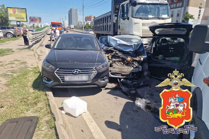 МАЗ врезался в восемь машин в подмосковных Люберцах