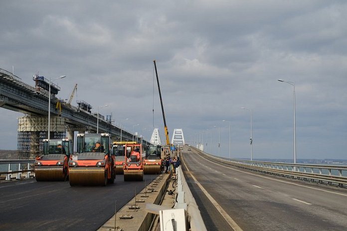 На новых пролетах Крымского моста уложили первый асфальт