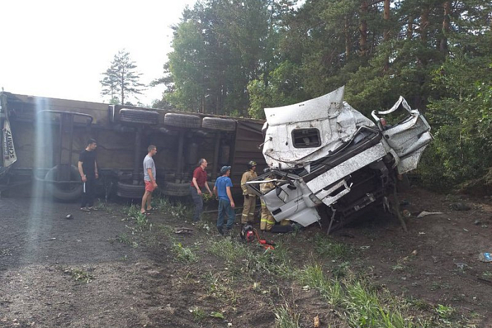 Большегруз опрокинулся с трассы М-5 Урал в Челябинской области: водитель погиб