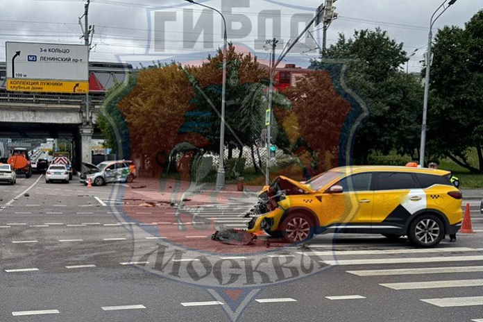 Шесть человек пострадали в ДТП с таки и каршерингом в Москве