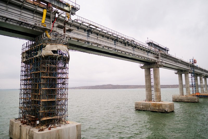 Первый поврежденный пролет железнодорожной части Крымского моста заменен на новый