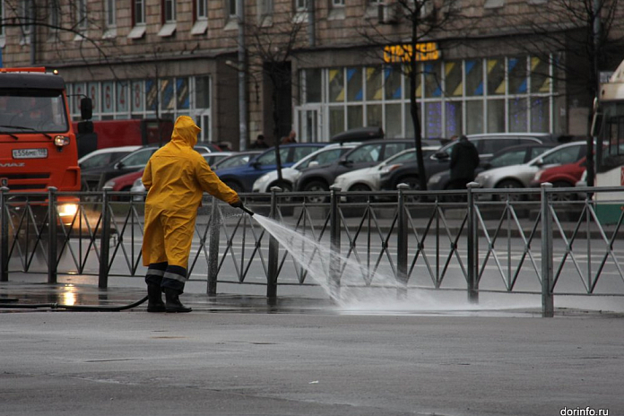 В Петербурге продолжают мыть дороги