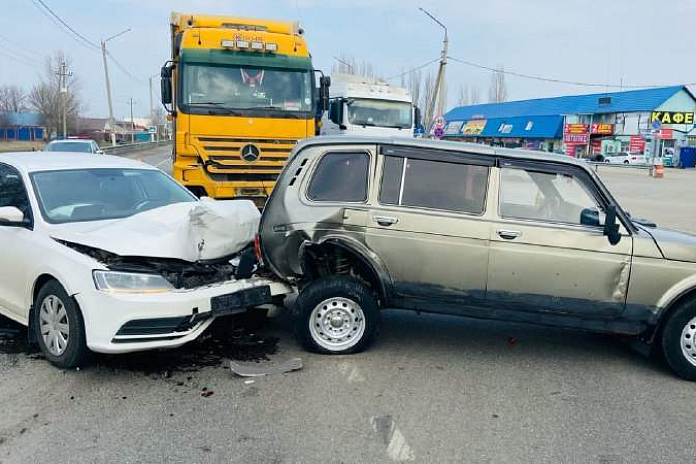 В тройной аварии на трассе М-4 Дон в Воронежской области пострадал человек