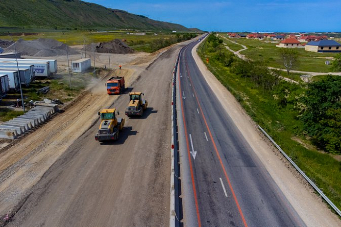 Более 100 человек задействовано в капремонте трассы Р-217 Кавказ вдоль Каспийского побережья Дагестана