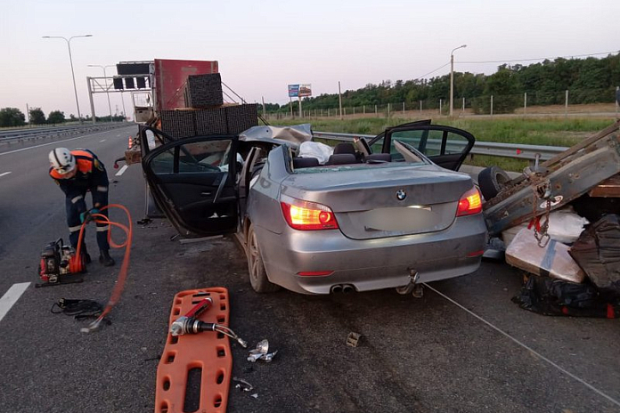 В аварии с иномаркой и грузовиком на трассе М-4 Дон в Ростовской области пострадал человек