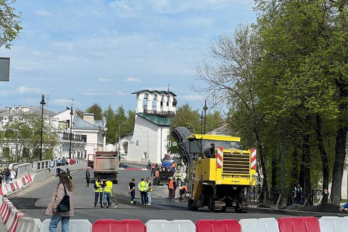 Глава Пскова: на Троицком мосту укладывают финишный слой покрытия