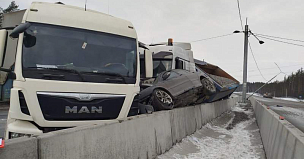 Тройное ДТП ограничило движение по федеральной трассе А-181 в Ленобласти