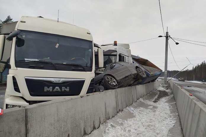Тройное ДТП ограничило движение по федеральной трассе А-181 в Ленобласти