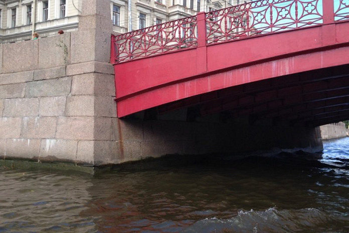 На Красном мосту через Мойку в Петербурге ликвидировали очаги локальной коррозии