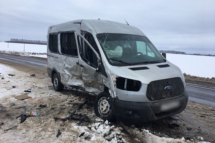 Микроавтобус столкнулся с легковушкой в Брянской области: в ДТП погибла 15-летняя девочка