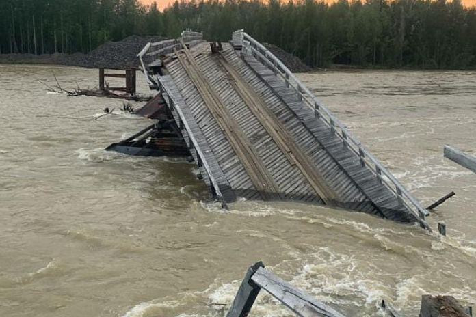 Обрушился мост через реку Куйдусун на автодороге «Оймякон» в Якутии
